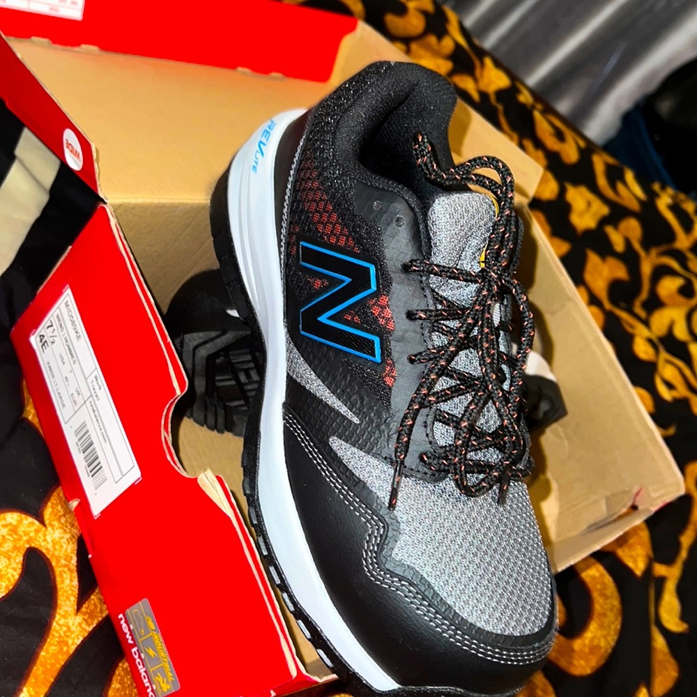 Steel toe new balances mens 7 1/2 Womens 9